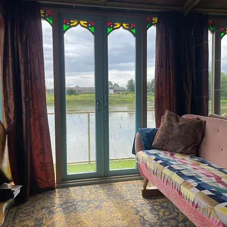 Drijfpaleis מלון